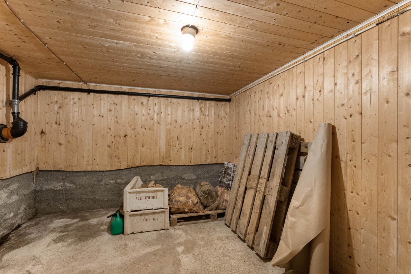 Kjelleren har flere rom som egner seg perfekt til lagring Galleribilde