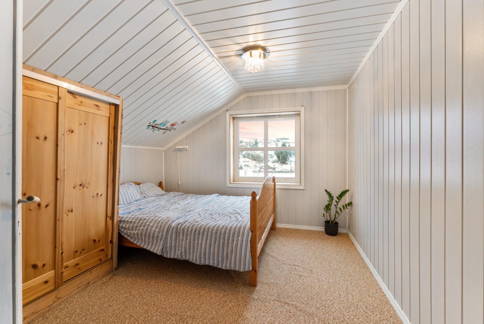 Det andre soverommet passer ypperlig som barnerom eller gjesterom, men kan benyttes etter behov. Galleribilde