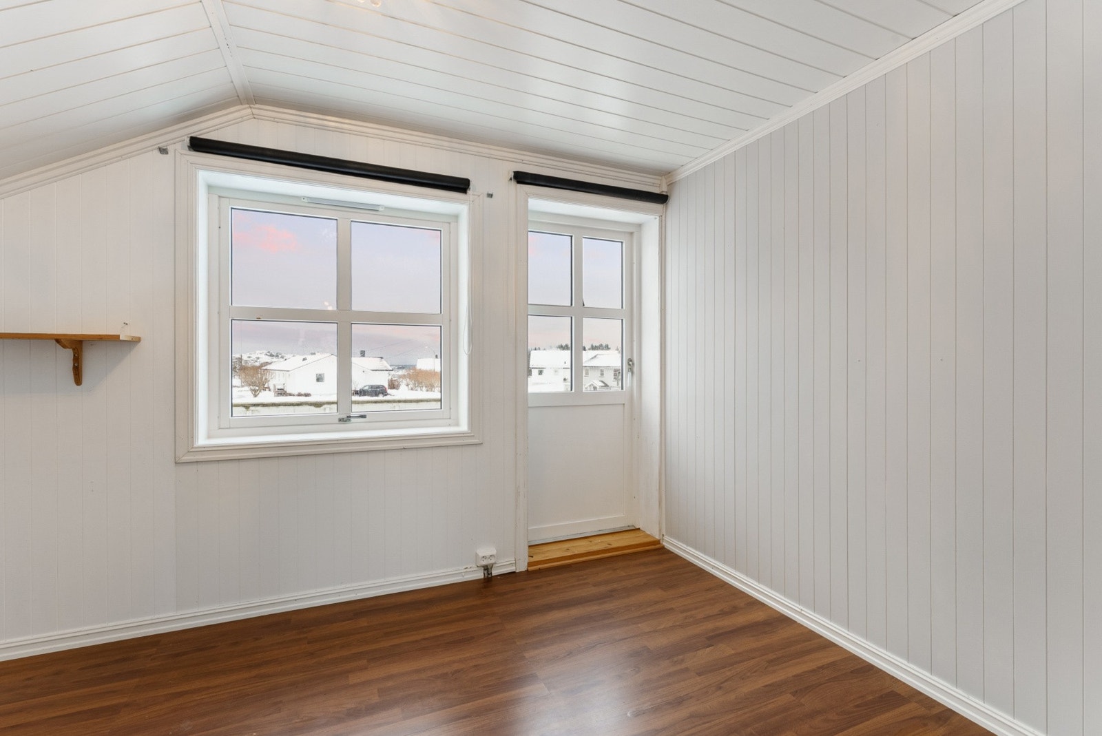 Og et siste soverom med utgang til balkong. Galleribilde