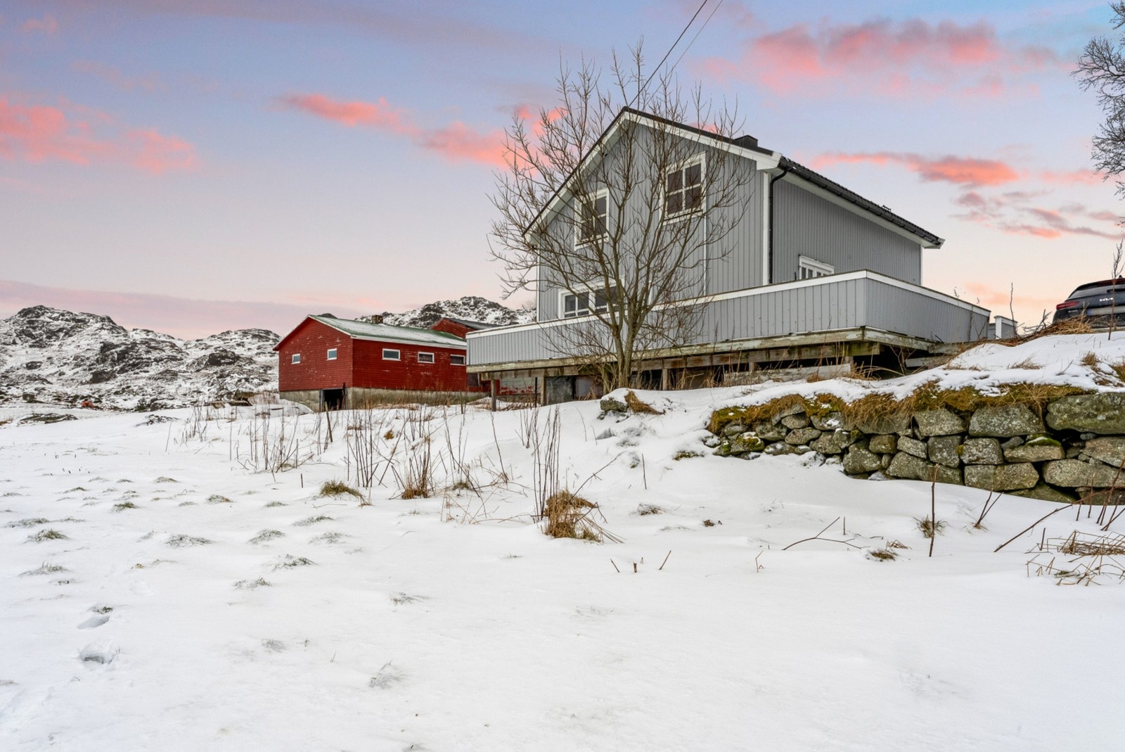 Dette er en eiendom med en attraktiv og familievennlig beliggenhet i Ballstad. Galleribilde