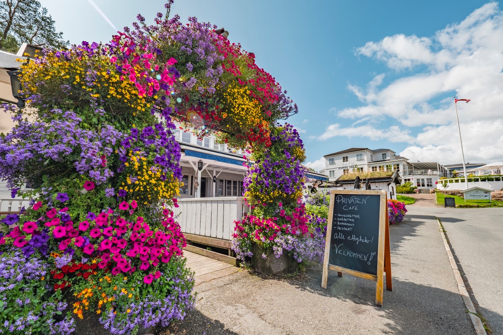 Holmsbu er et sjarmerende lite sted med sørlandsidyll, beliggende kun 1 times kjøring fra Oslo. Galleribilde