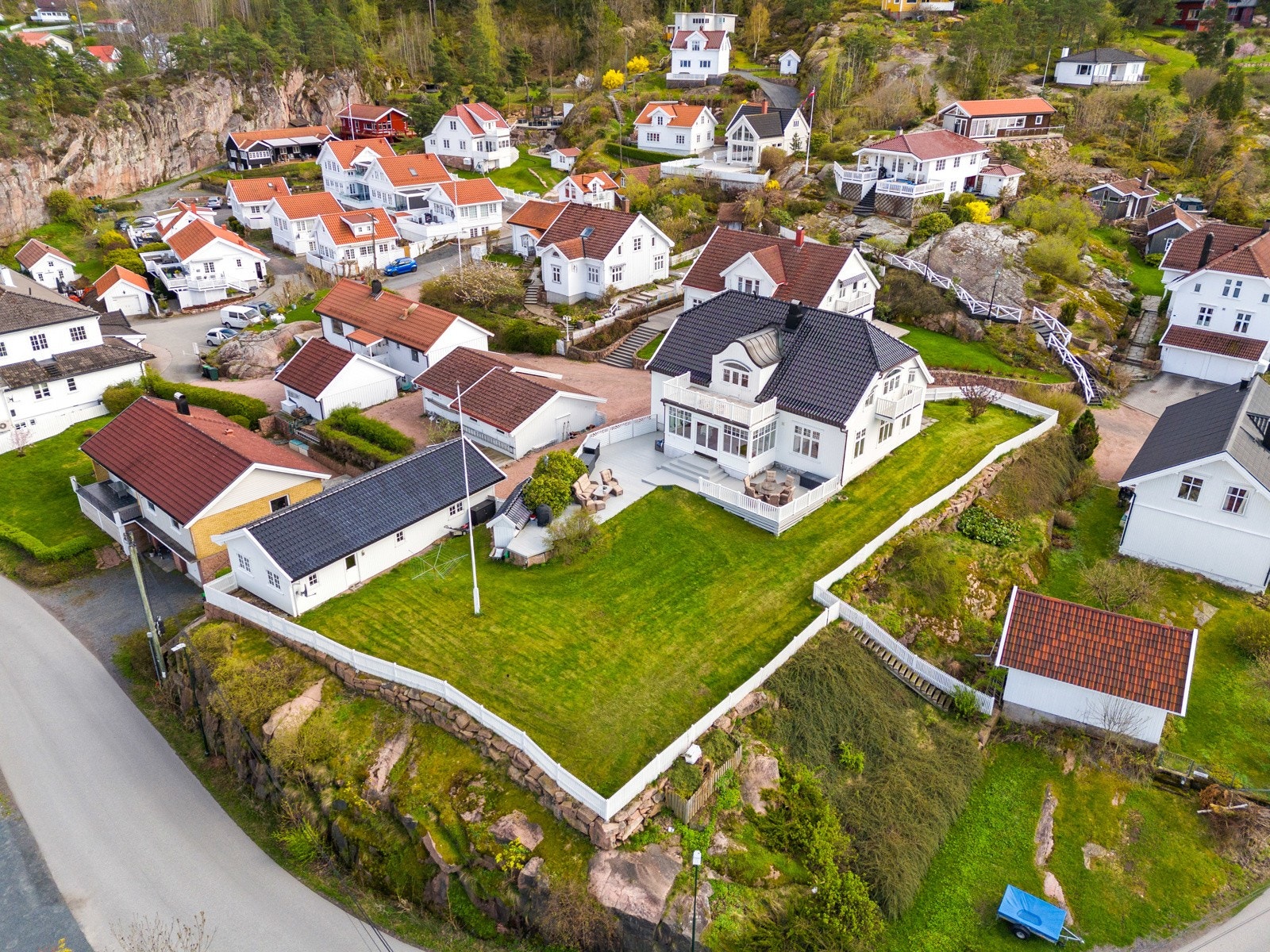 Boligen er renovert en rekke ganger, senest utvendig i 2010 med ny panel, vinduer og nytt tak med glasert takstein. Galleribilde