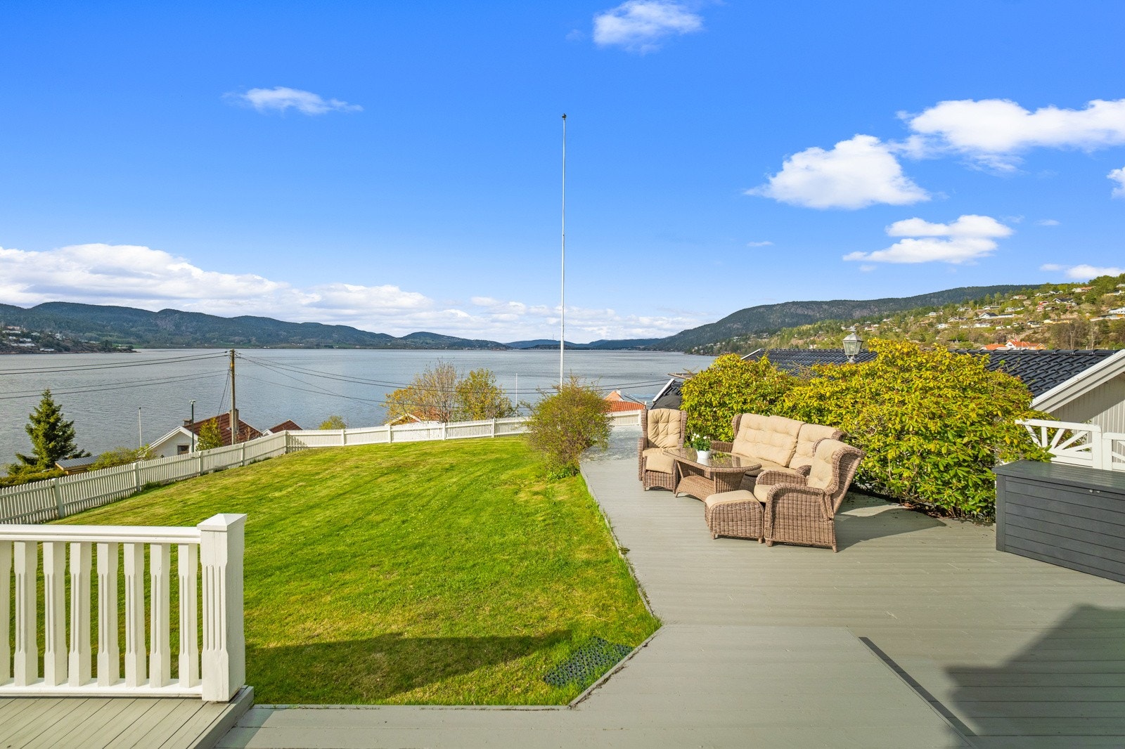 Hagen er inngjerdet og inviterer til lek og hygge for hele familien. Galleribilde