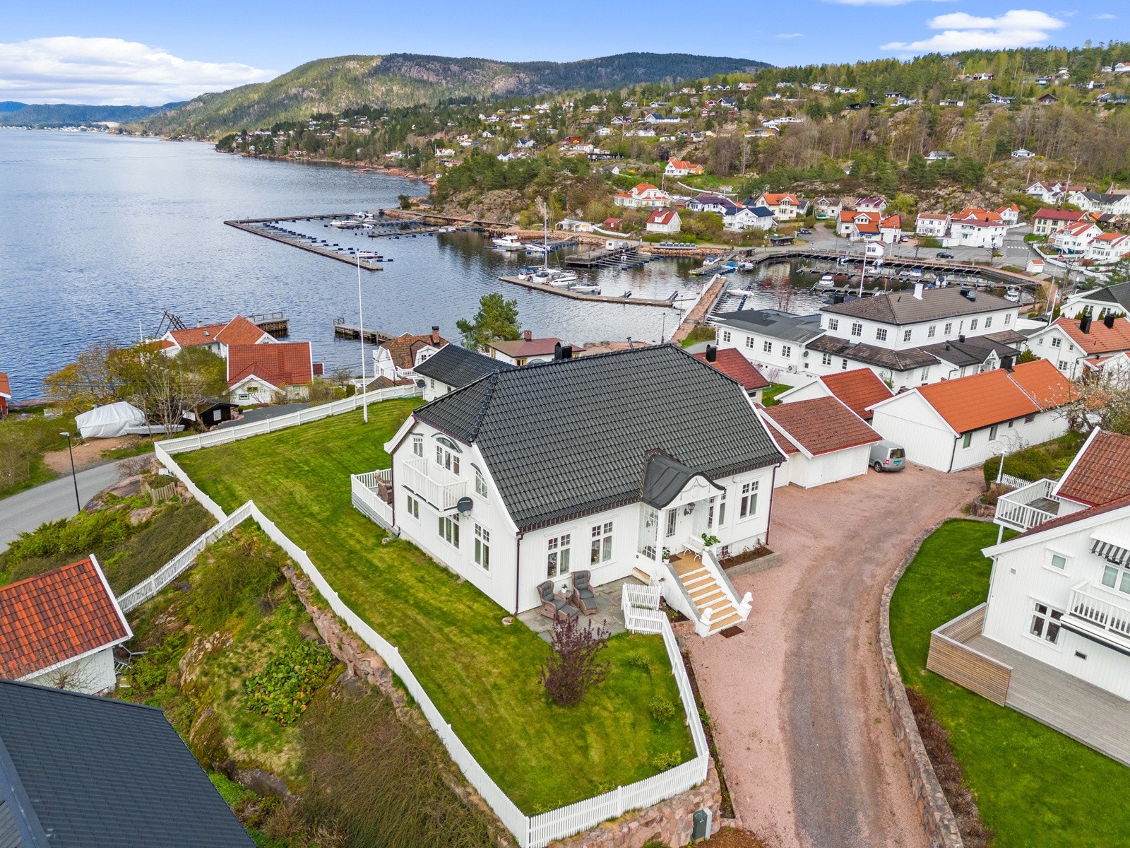 Meget flott og herskapelig eiendom beliggende midt i hjertet av Holmsbu sentrum. Ingen boplikt! Galleribilde