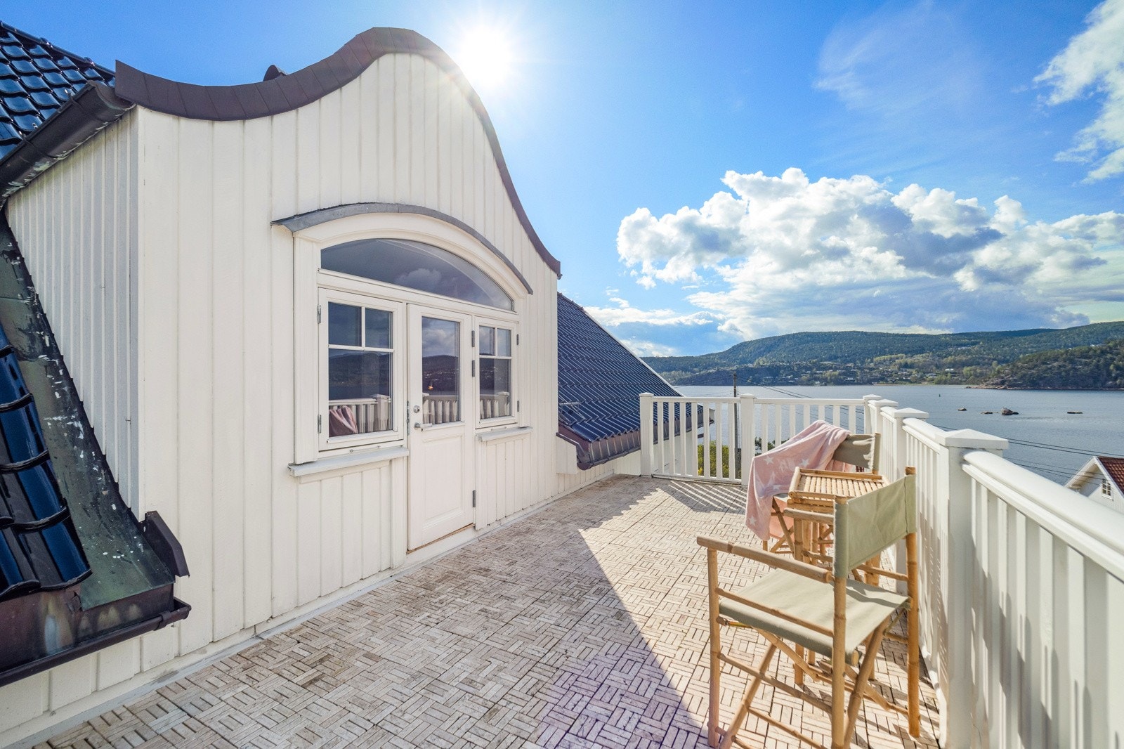 Eiendommen ligger med panoramautsikt og gode solforhold! Galleribilde