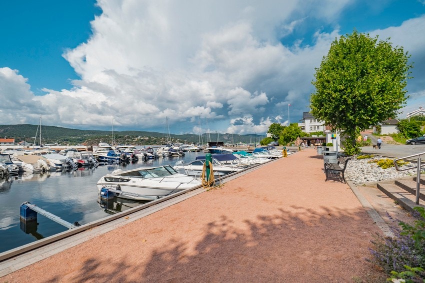 Kun få minutters gangavstand ned til sentrum med båthavn, samt flere koselige restauranter og spisesteder. Galleribilde