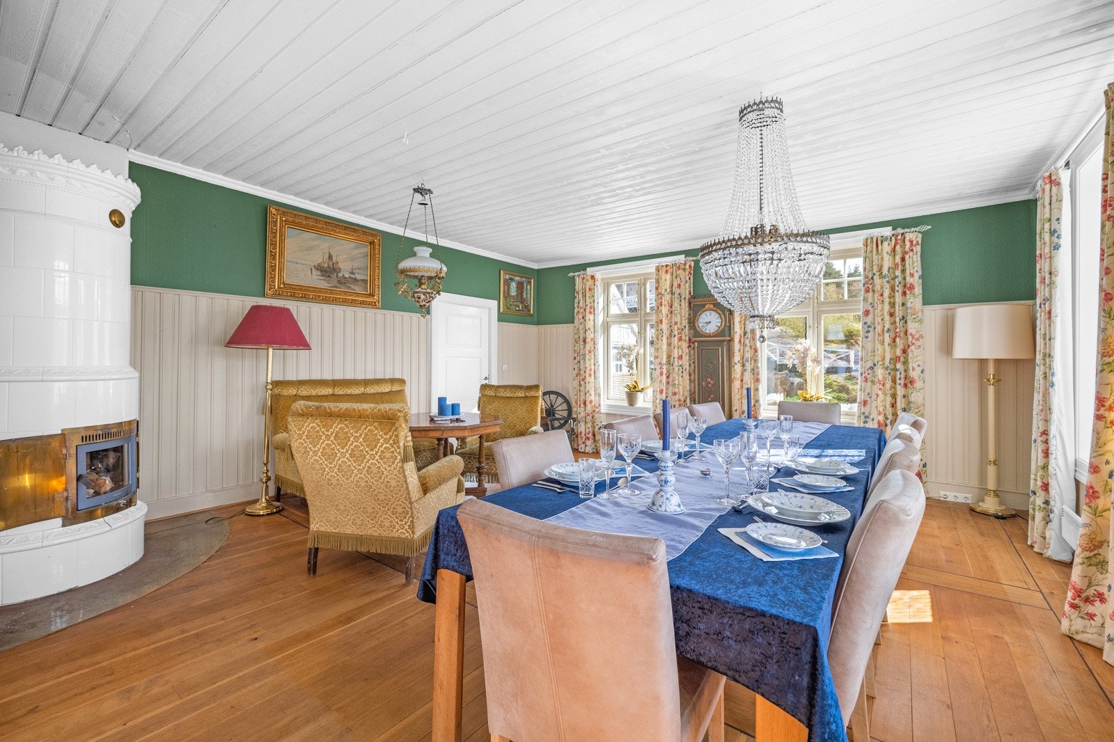 Storslått stue med elegant kakkelovn! Kakkelovnen blir rommets midtpunkt og er et vakkert smykke. Galleribilde