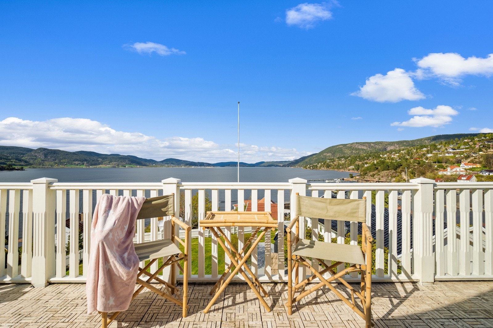 Unik mulighet midt i Holmsbu! Nydelig utsikt over Drammensfjorden og svært gode solforhold! Galleribilde