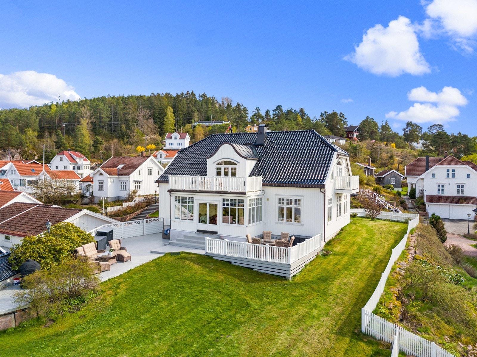 Eiendommen ligger i vakre omgivelser på en kolle med nydelig fjordutsikt. Kun et steinkast fra fjorden! Galleribilde