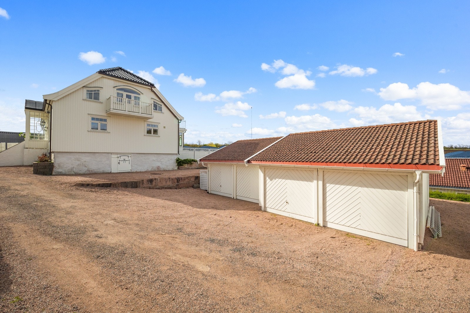 Enkel adkomst med gode parkeringsforhold både i gårdsplass og i garasje med plass til 2 biler. Galleribilde