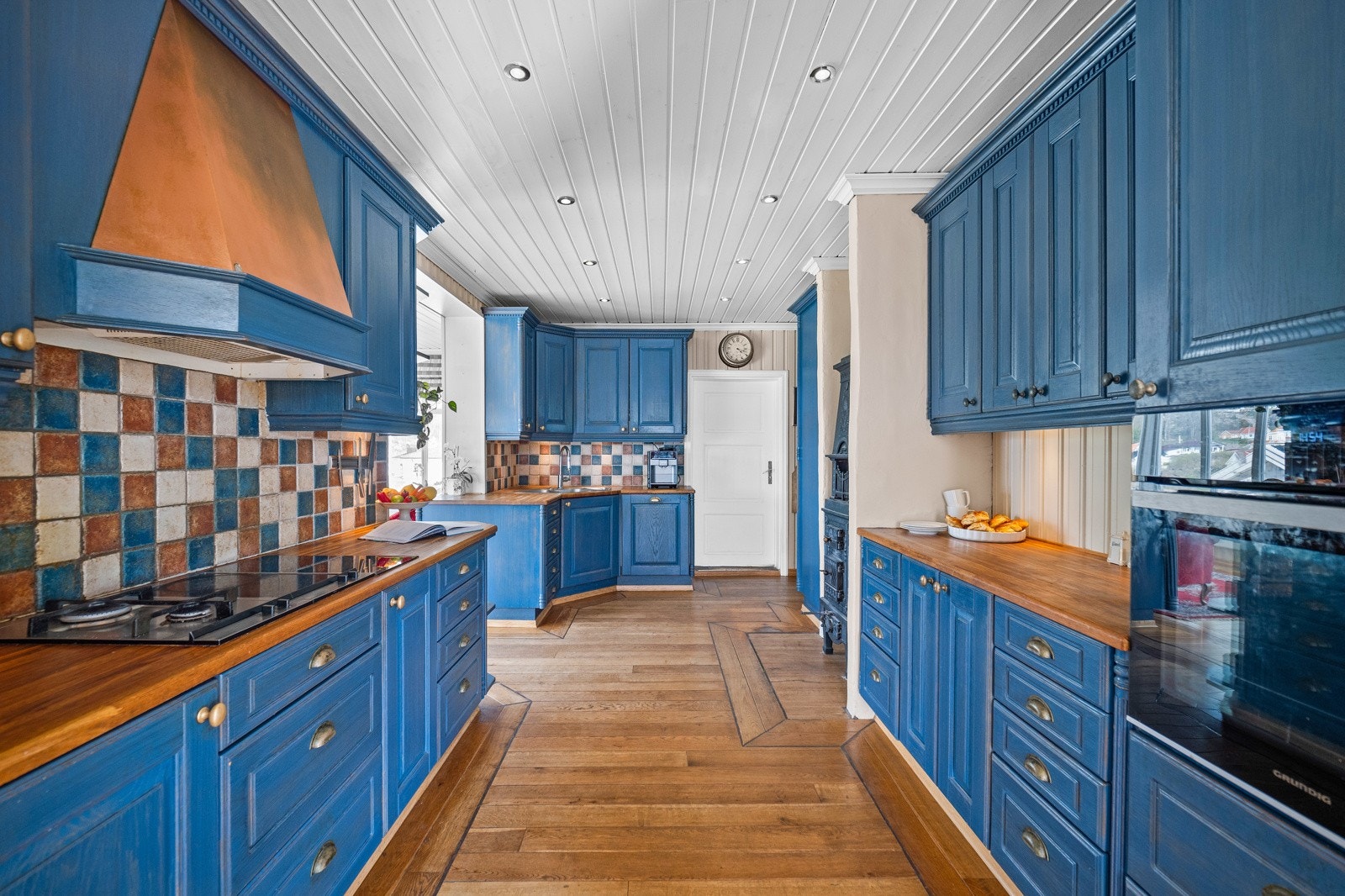 Sjarmerede og særpreget kjøkken med innredning og benkeplate av heltre. Galleribilde