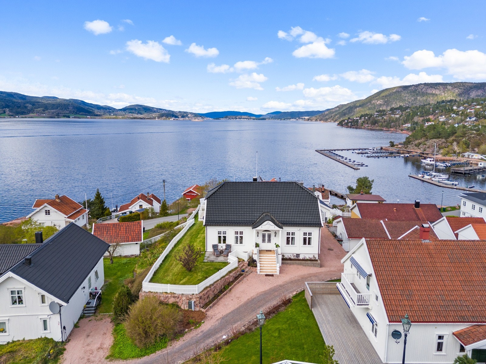 Tøffelavstand ned til sentrum, fjorden med flotte badeplasser og båthavna. Galleribilde
