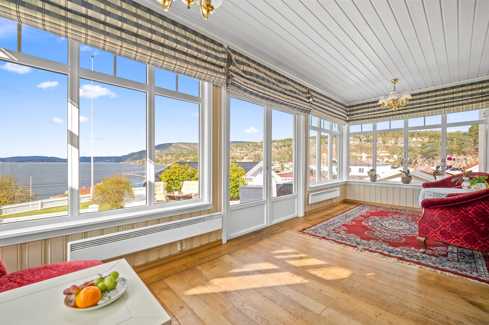 Store vinduer i retning fjorden som gir rikelig med naturlig lys og gir en god atmosfære. Galleribilde