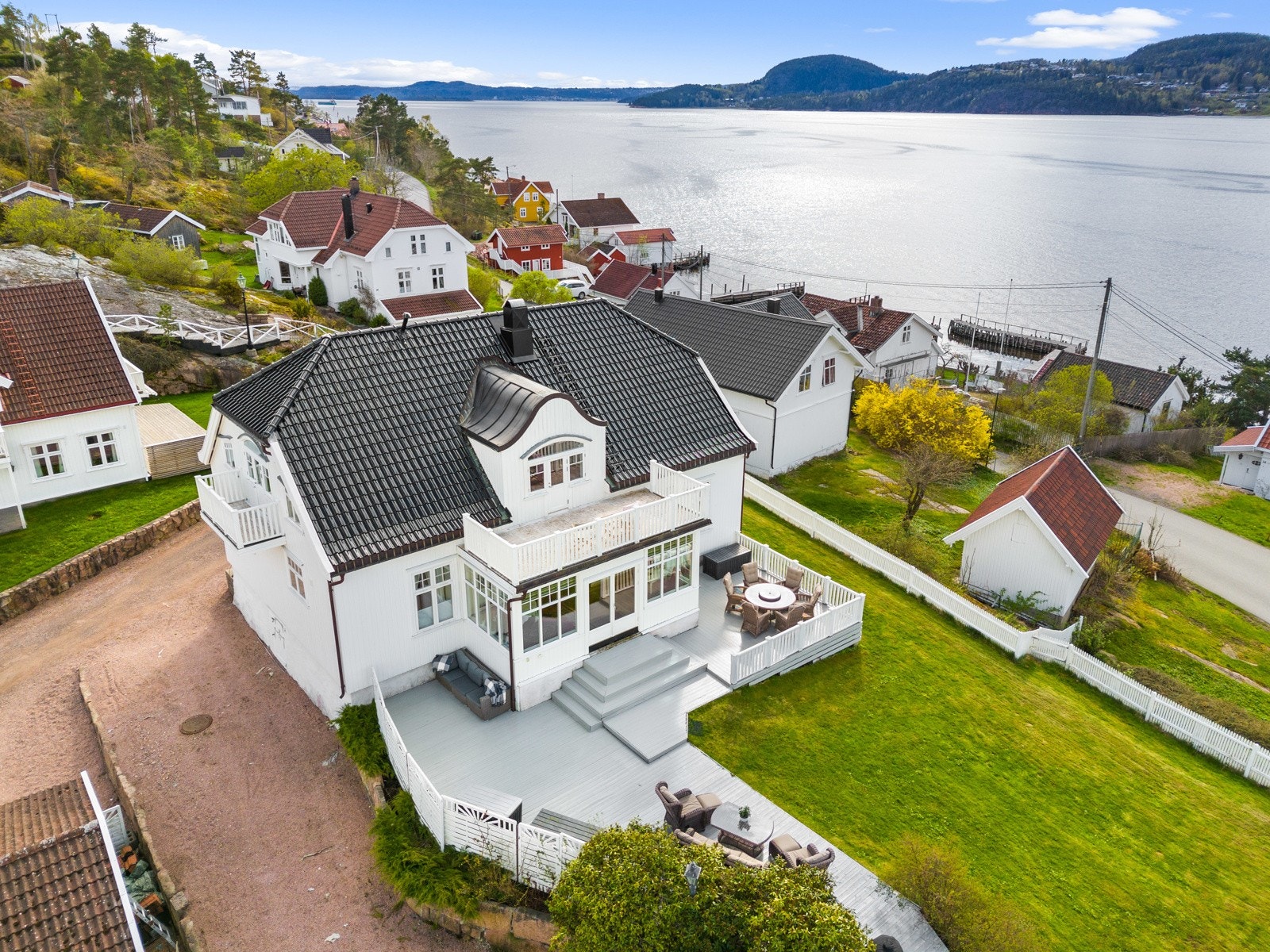 Eiendommen har meget solrik selveiertomt på rett over 1,5 mål! Galleribilde