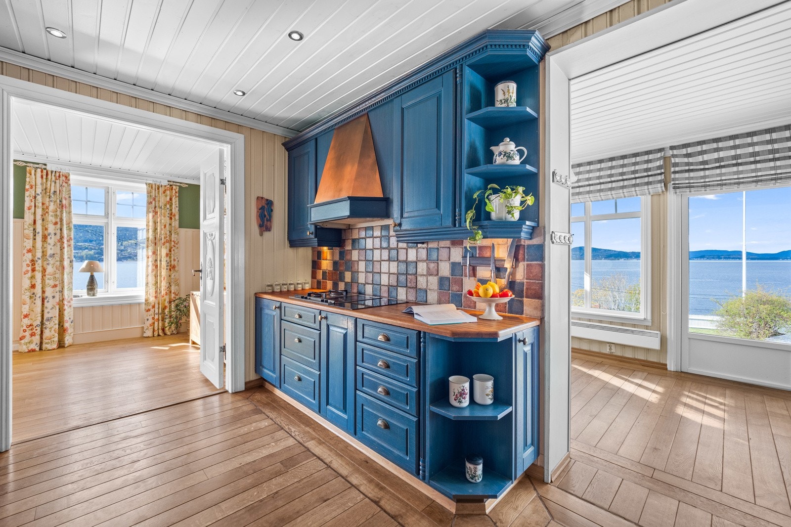 Legg særlig merke til detaljer som gulv av heltre og nydelig tofløyet dør mot stuen. Galleribilde