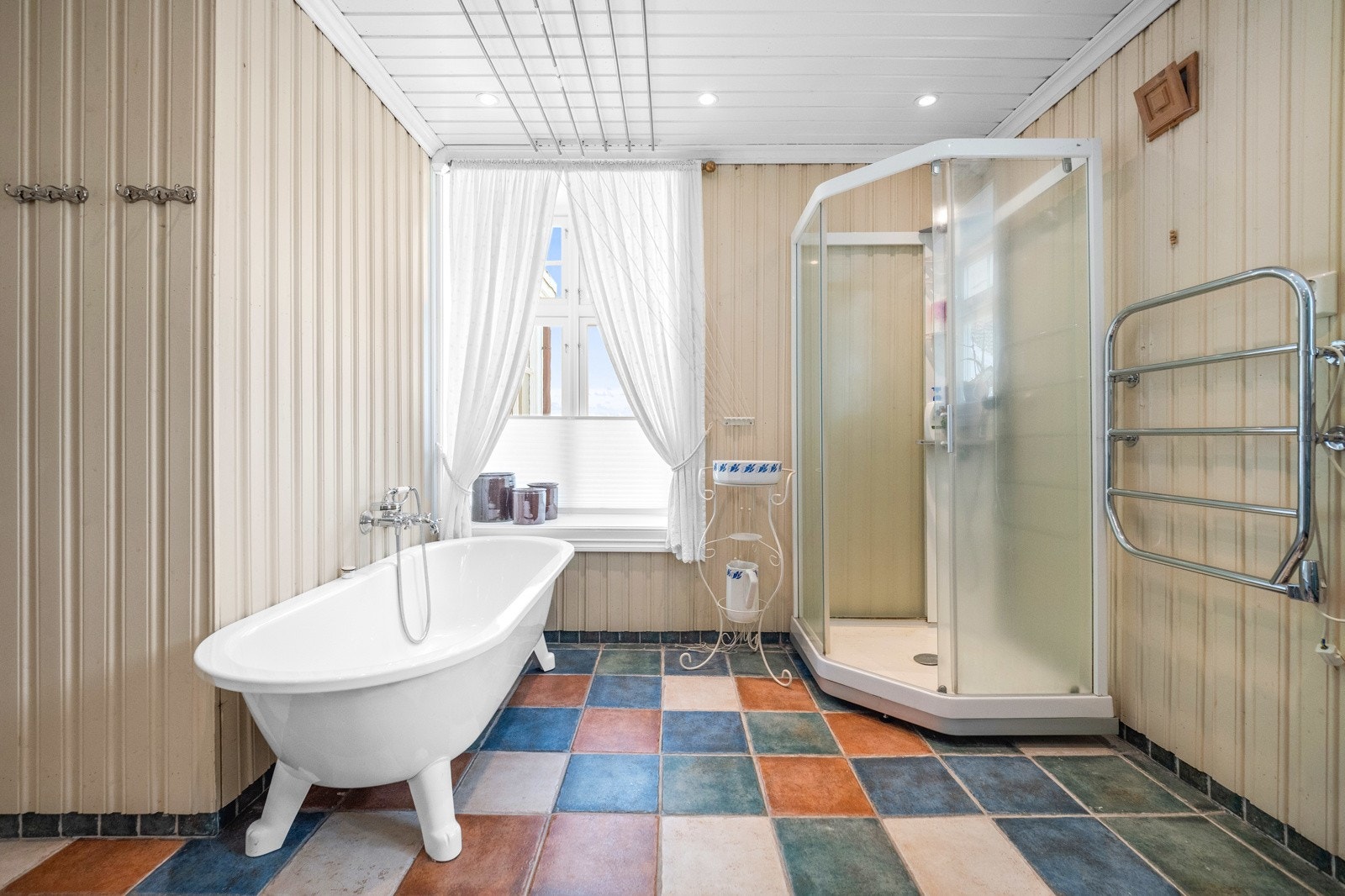 Badet er av god størrelse og har rikelig med innredning for oppbevaring. Galleribilde