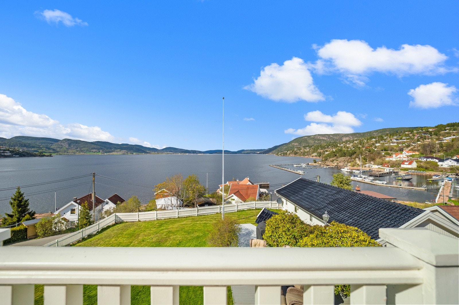 Fra balkongen kan du følge med på det yrende båtlivet om sommeren. Galleribilde