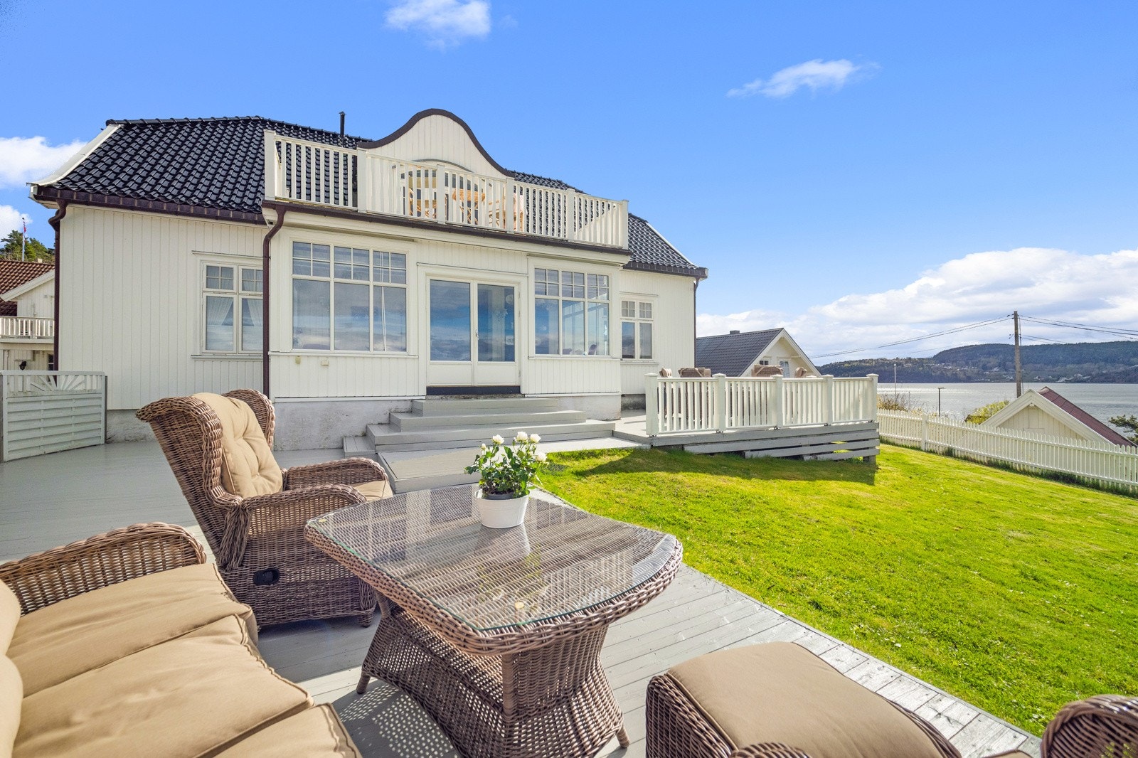 Særegen eiendom bestående av enebolig fra ca. 1825, i tillegg til anneks og garasje. Galleribilde