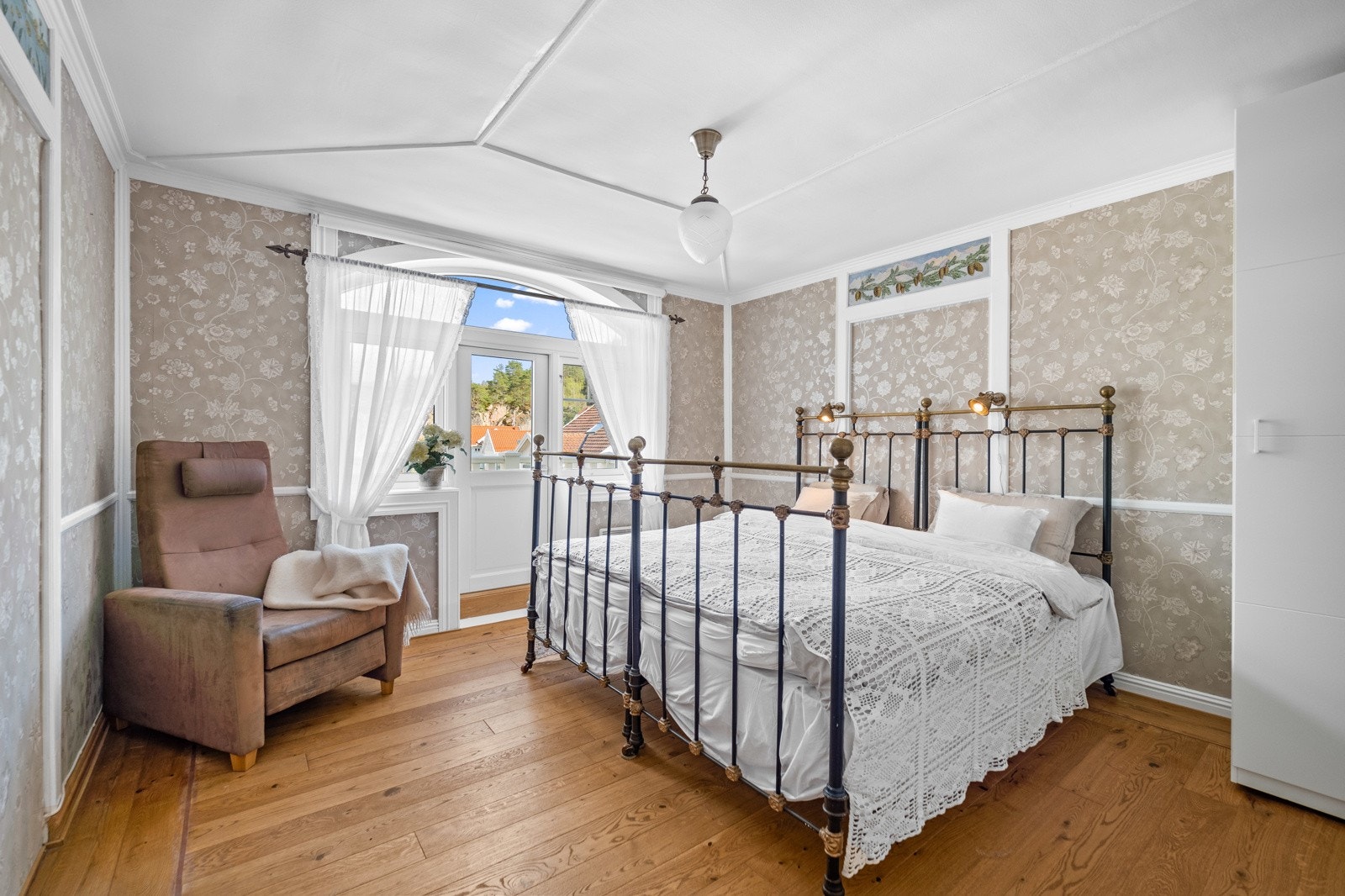 Soverom med utgang til østvedt balkong på 3 kvm. Galleribilde