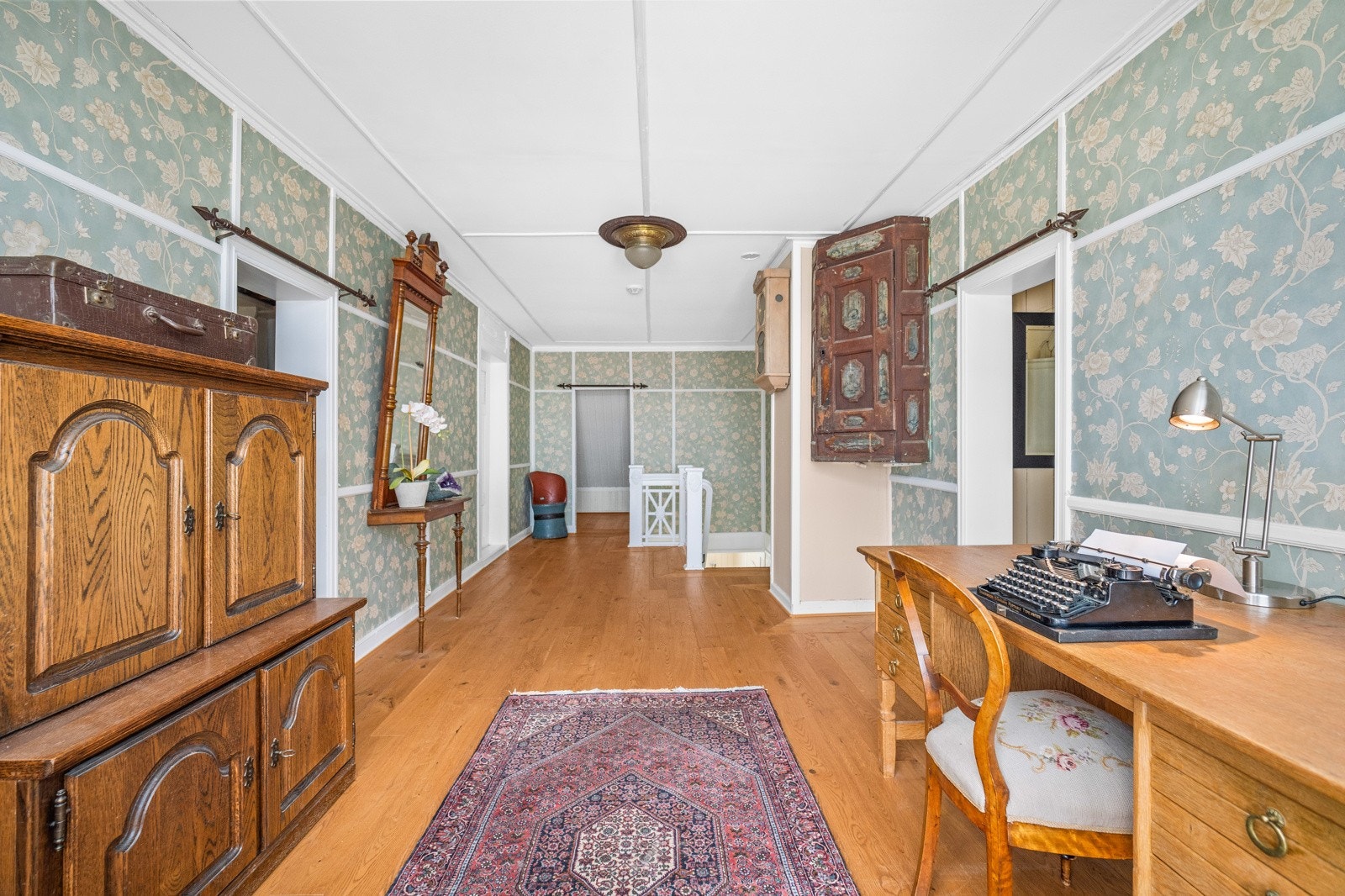 Boligens 2.etasje består av kontor, 5 soverom og mellomganger. Galleribilde