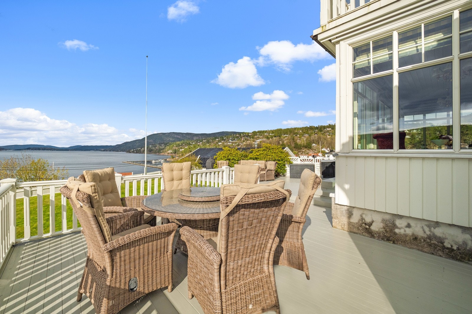 Hyggelig uteplass med utsikt ned mot hagen og fjorden! Galleribilde