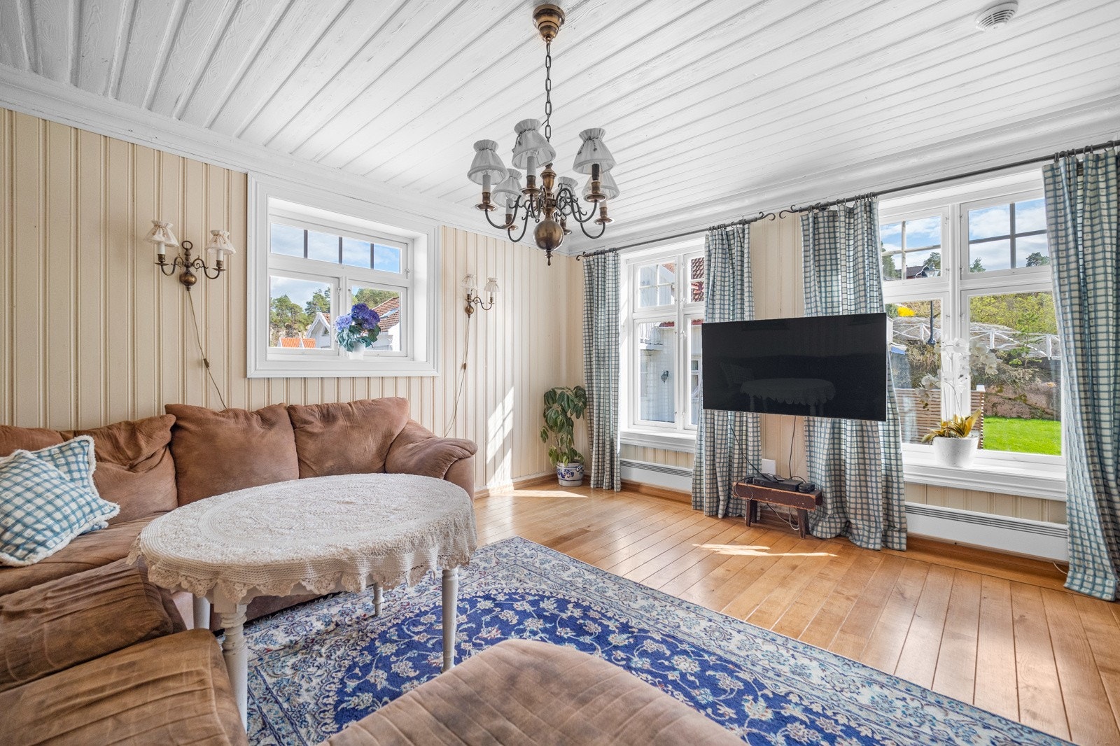 Boligen har en tradisjonell planløsning med flere oppholdsrom og en god flyt. Galleribilde