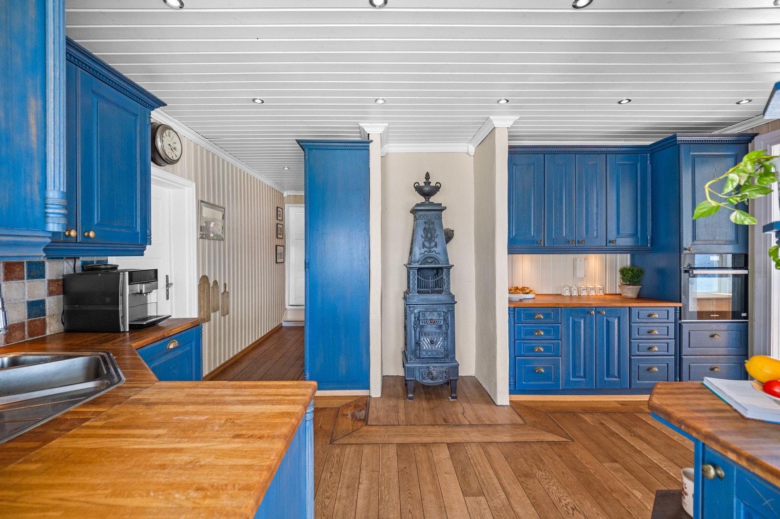 Kjøkkenet har integrerte hvitevarer med stekeovn, platetopp, oppvaskmaskin, samt kjøleskap med fryser. Galleribilde