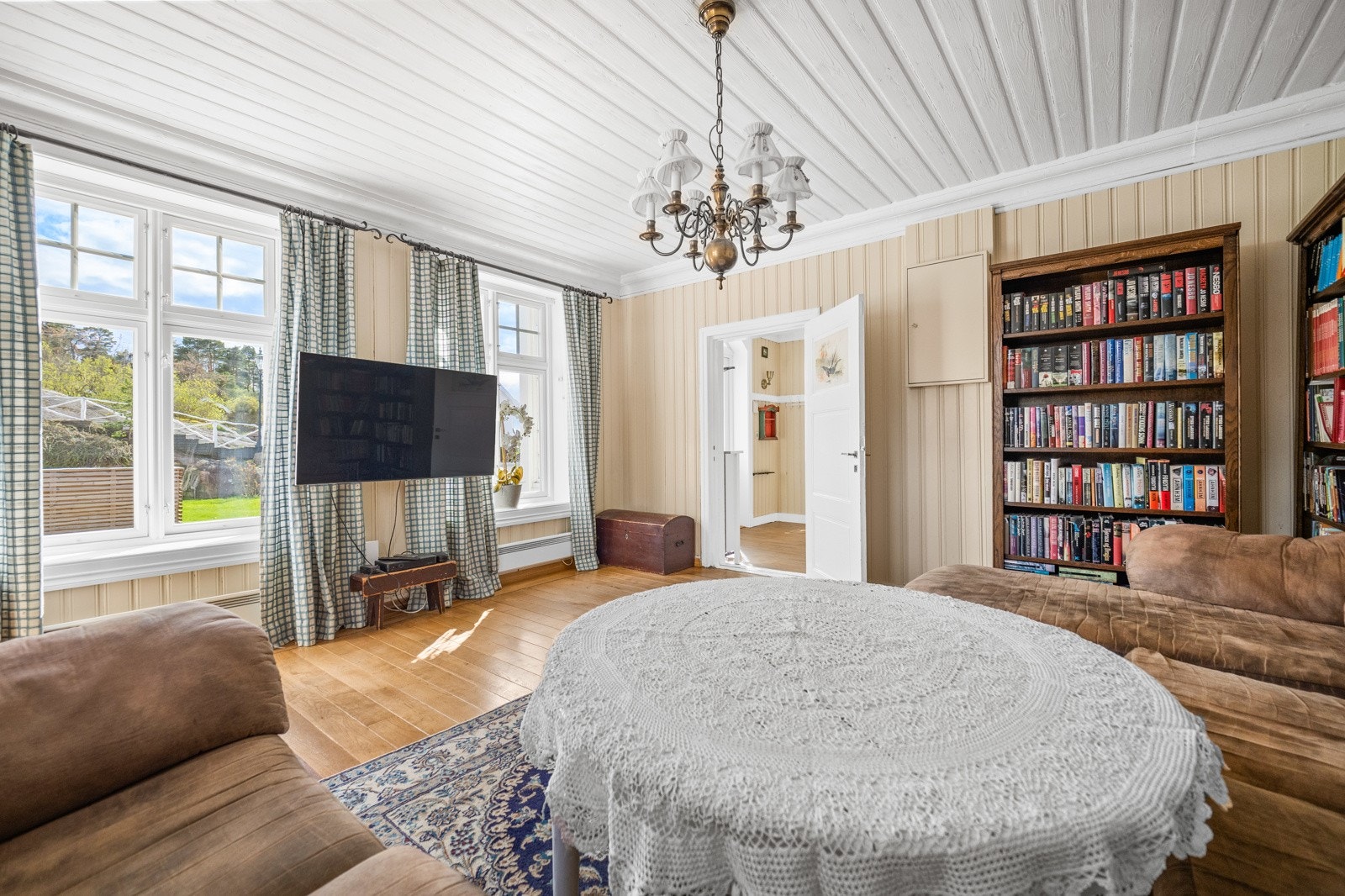 Boligen har totalt 3 stuer, hvor et av rommene i dag er innredet som TV-stue. Galleribilde