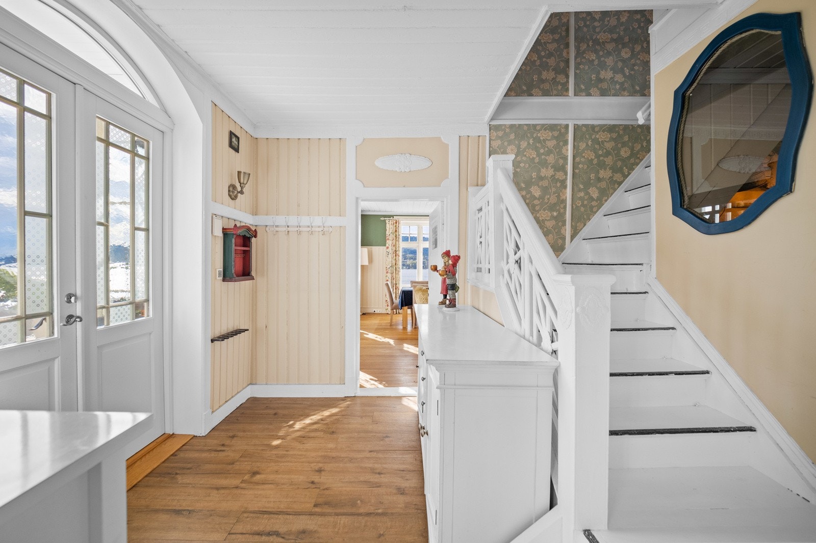 Stilrene detaljer som dobbel ytterdør setter et eksklusivt preg. Galleribilde