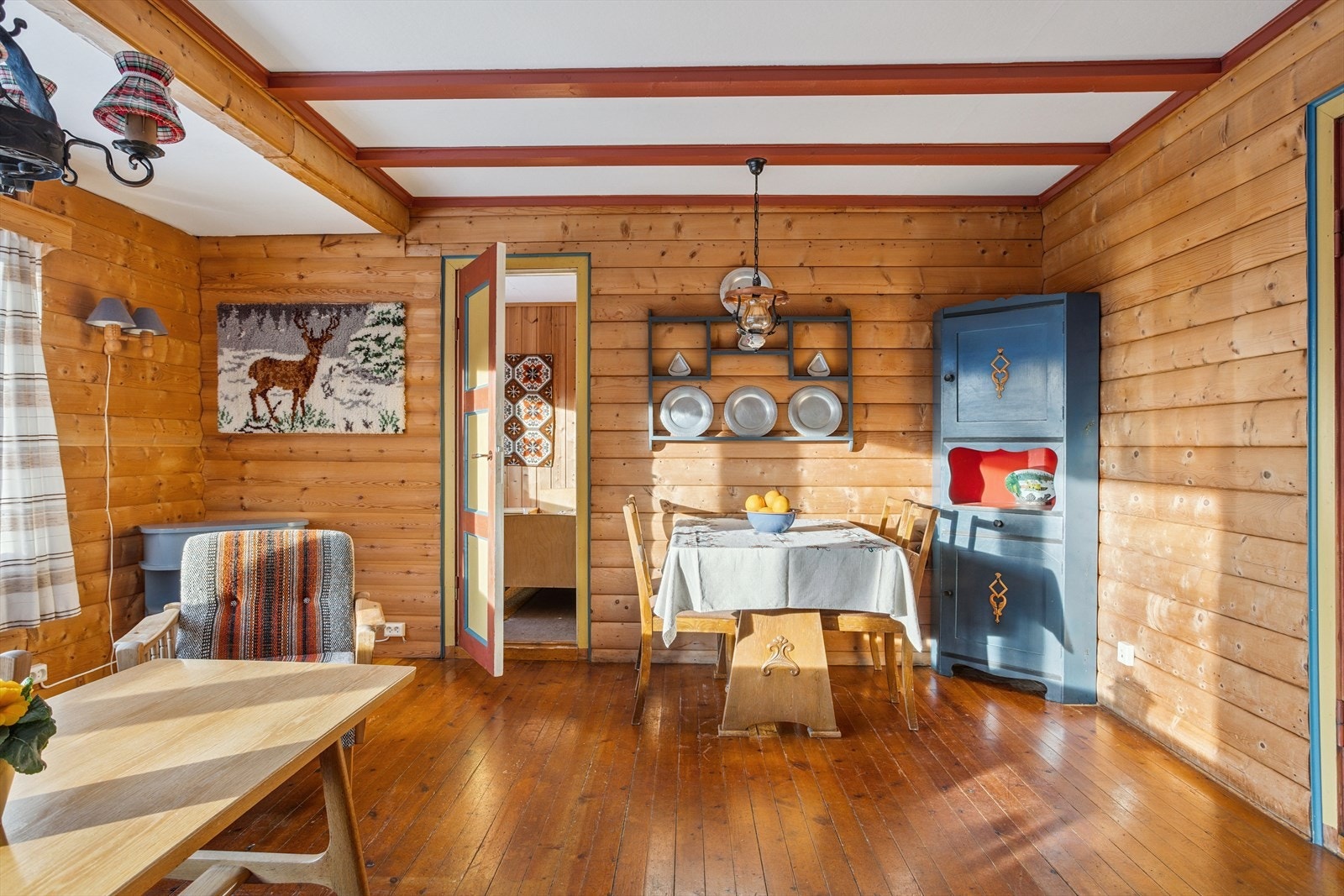 - I stuen har du god plass til å møblere med sofa og spisebord i hver sin naturlige sone - Galleribilde