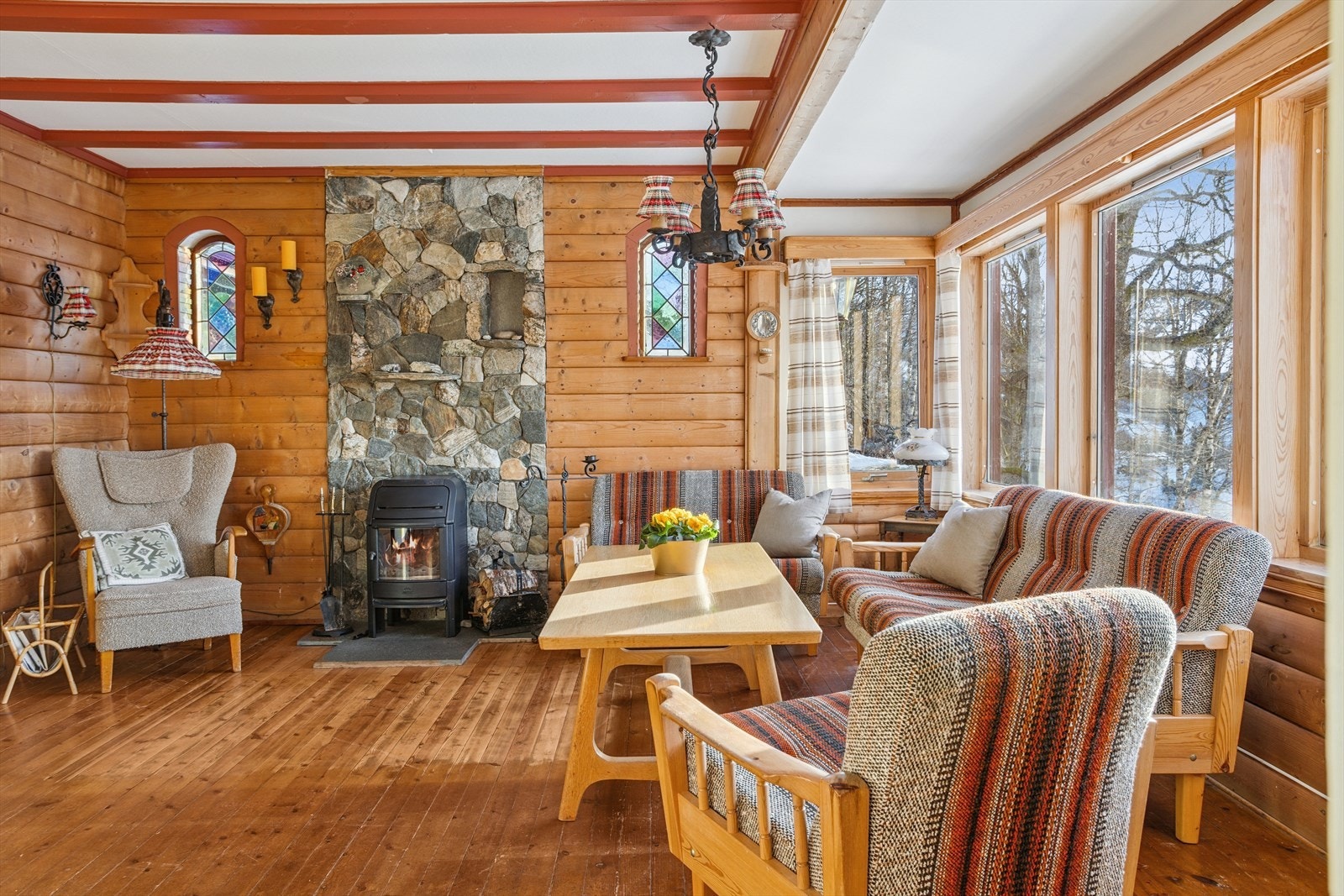 - Hytta har et bra-i på 55 m² og inneholder gang, bad, kjøkken, stue, to soverom og hems - Galleribilde