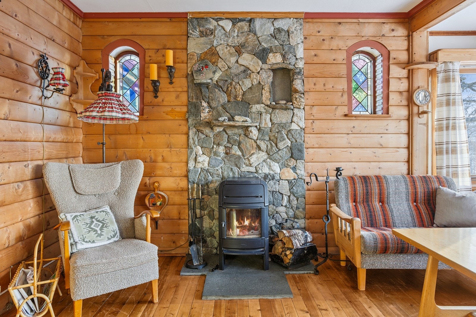 - Stuen er romslig og har store vindusflater. Merk peis som sørger for en behagelig innetemperatur - Galleribilde