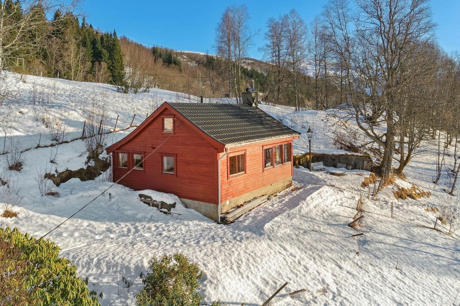 - Hytta er beliggende i et tilbaketrukket, naturskjønt område med lite trafikk, bare en times biltur fra Bergen - Galleribilde