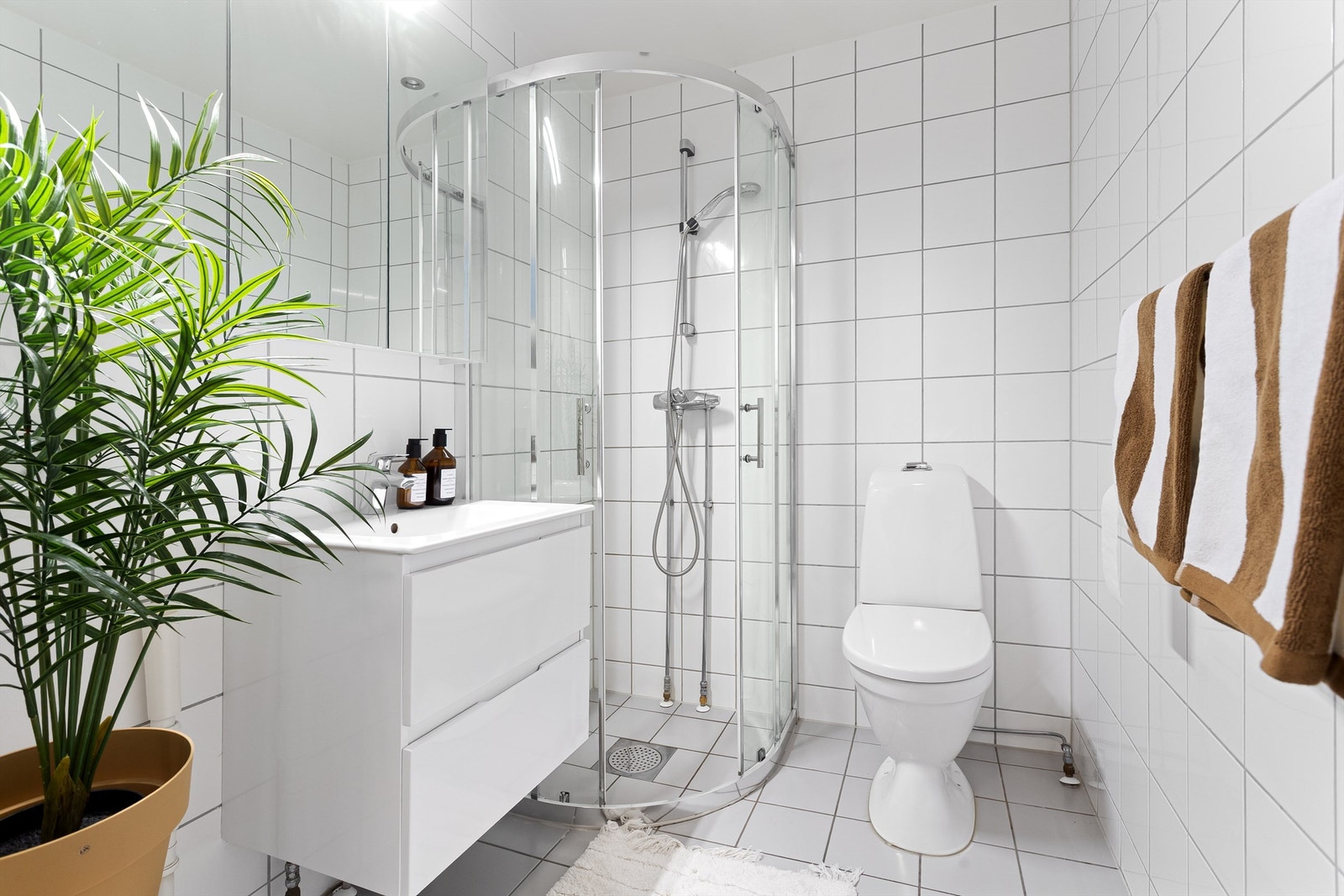 Badet er flislagt på vegger og gulv, og har elektrisk gulvvarme for ekstra komfort. Galleribilde