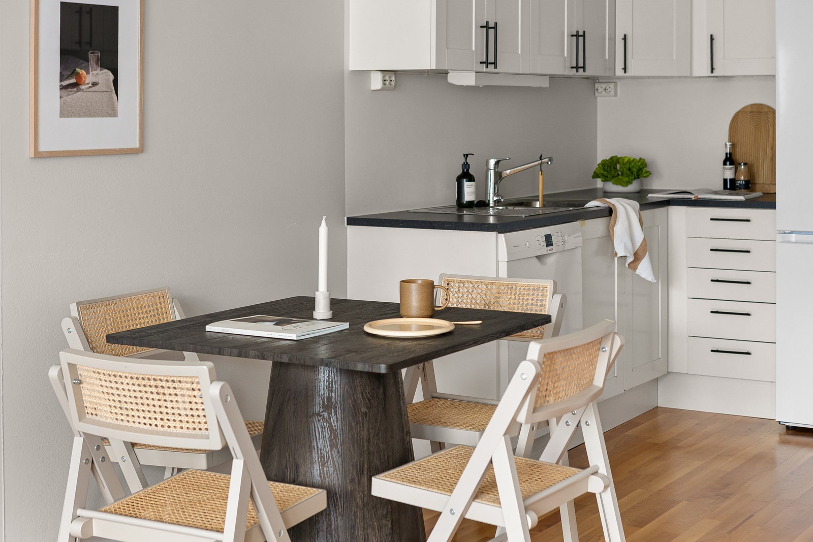 Spiseplassen mot kjøkkenet danner en naturlig ramme for både lange frokoster og trivelige middager med familie og venner. Galleribilde