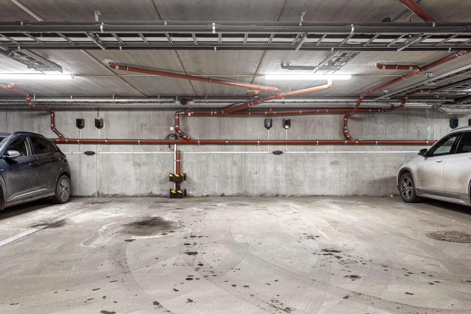 Det medfølger fast parkeringsplass med elbillader i lukket garasjeanlegg, med enkel adkomst via heis. Galleribilde