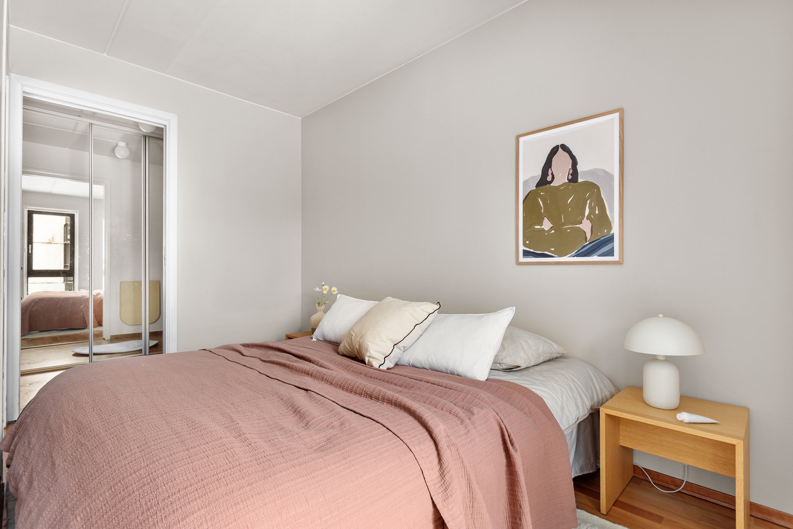 Fra soverommet er det adkomst til en praktisk innvendig bod, som egner seg godt til klesoppbevaring. Galleribilde