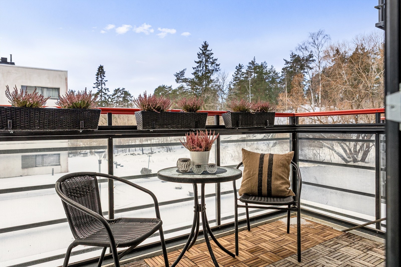 Fra stuen er det direkte utgang til boligens vestvendte balkong på ca. 5 m², som fungerer som en naturlig forlengelse av oppholdsarealet. Galleribilde