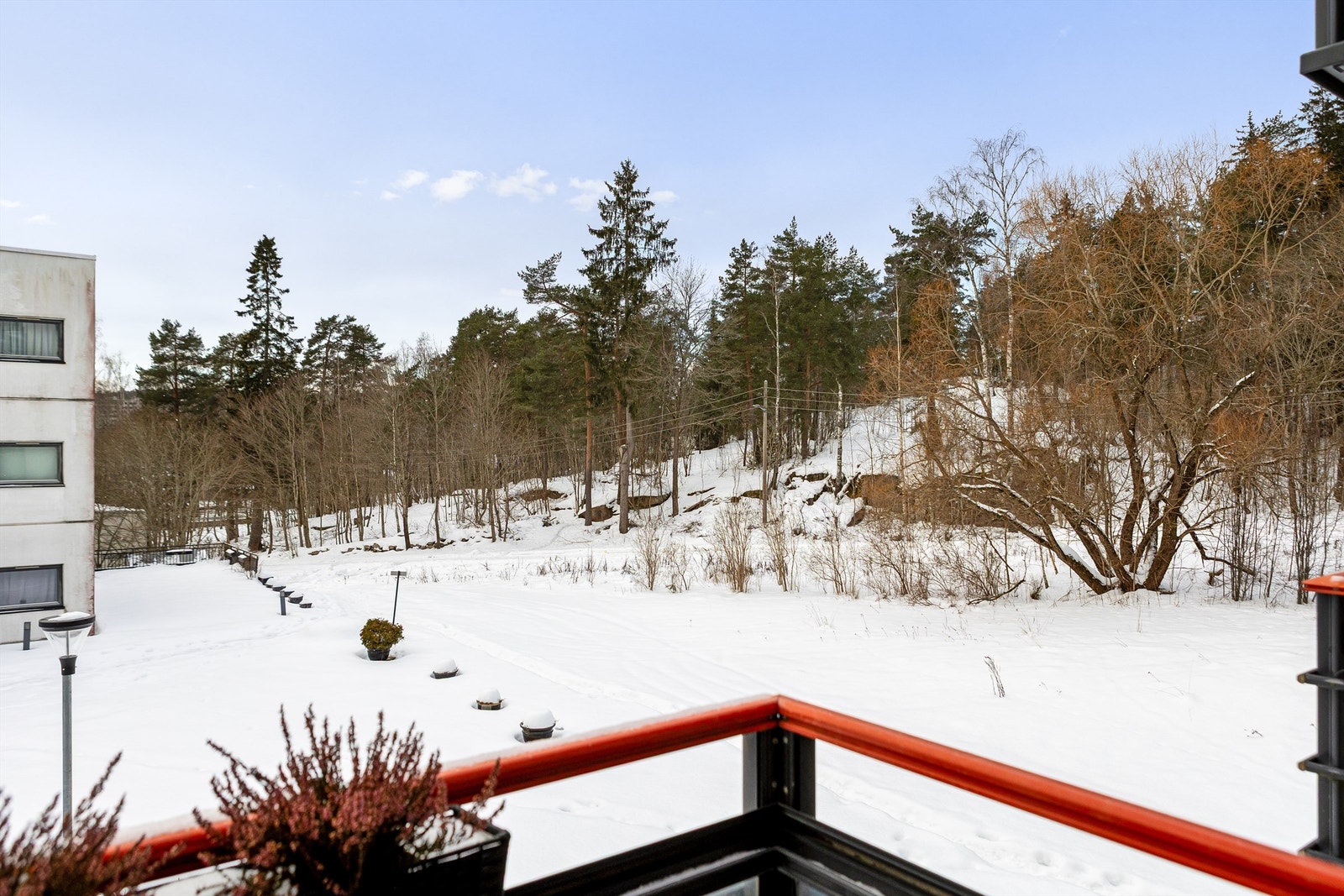 Med utsyn mot grønne og rolige omgivelser og en skjermet beliggenhet, ligger alt til rette for avslappende og solrike stunder. Galleribilde