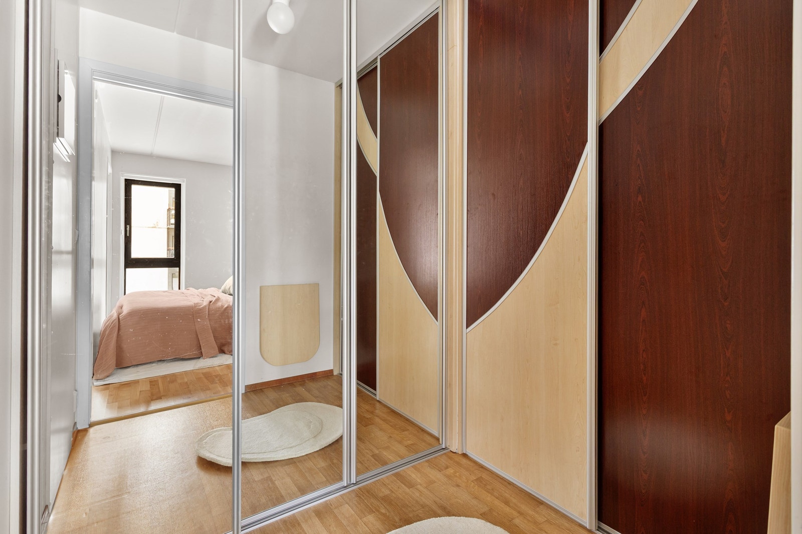 Rommet gir gode muligheter til å sette ditt eget preg og tilpasse innredningen etter egne ønsker og behov - her kan du enkelt skape et perfekt walk-in-closet! Galleribilde