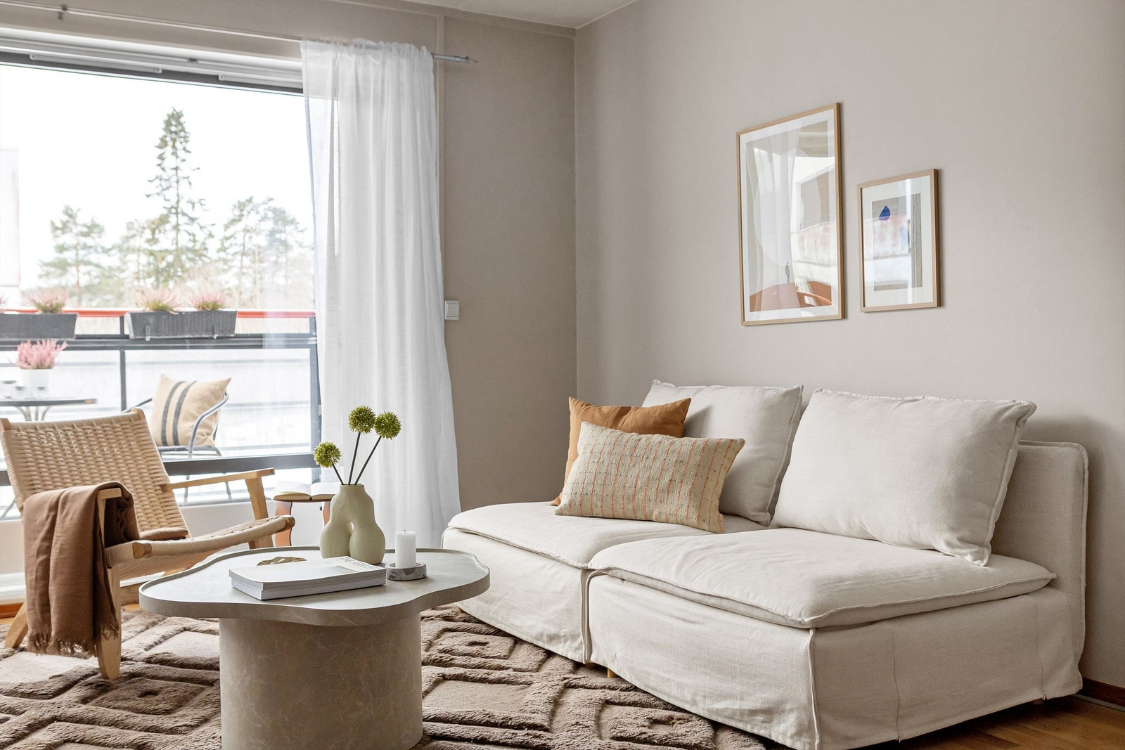 De store vinduene møter deg umiddelbart i stuen, noe som gir en lys og luftig romfølelse. Galleribilde