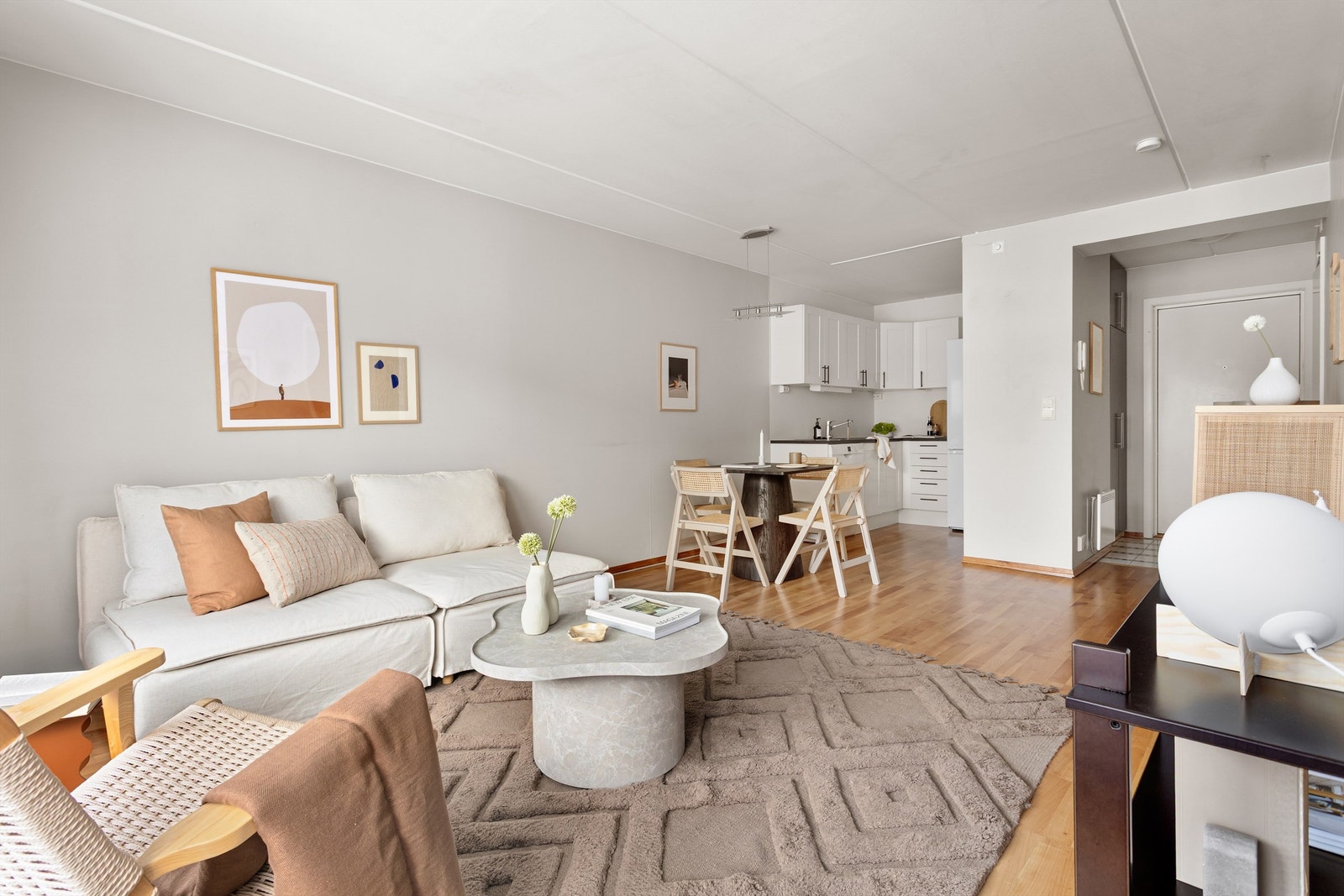 Fra stuen har du innsyn mot kjøkkenet, som bidrar til en åpen og sosial planløsning. Galleribilde