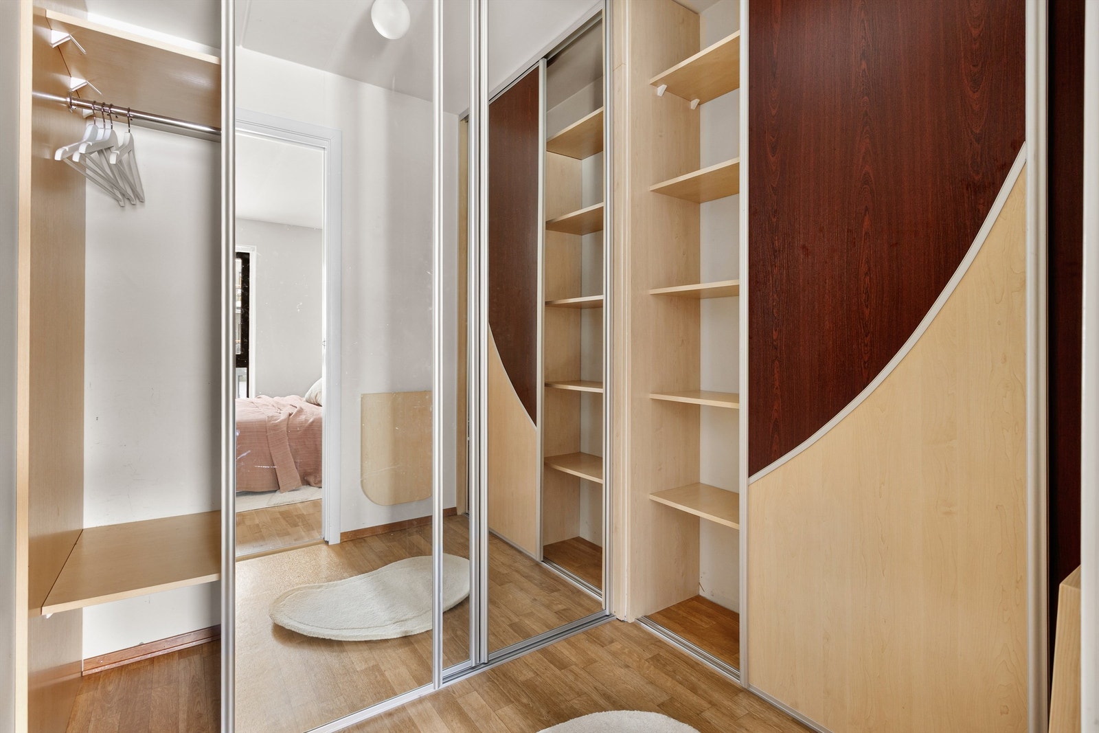 Rommet er ferdig innredet med garderobeløsning med speilfronter. Galleribilde