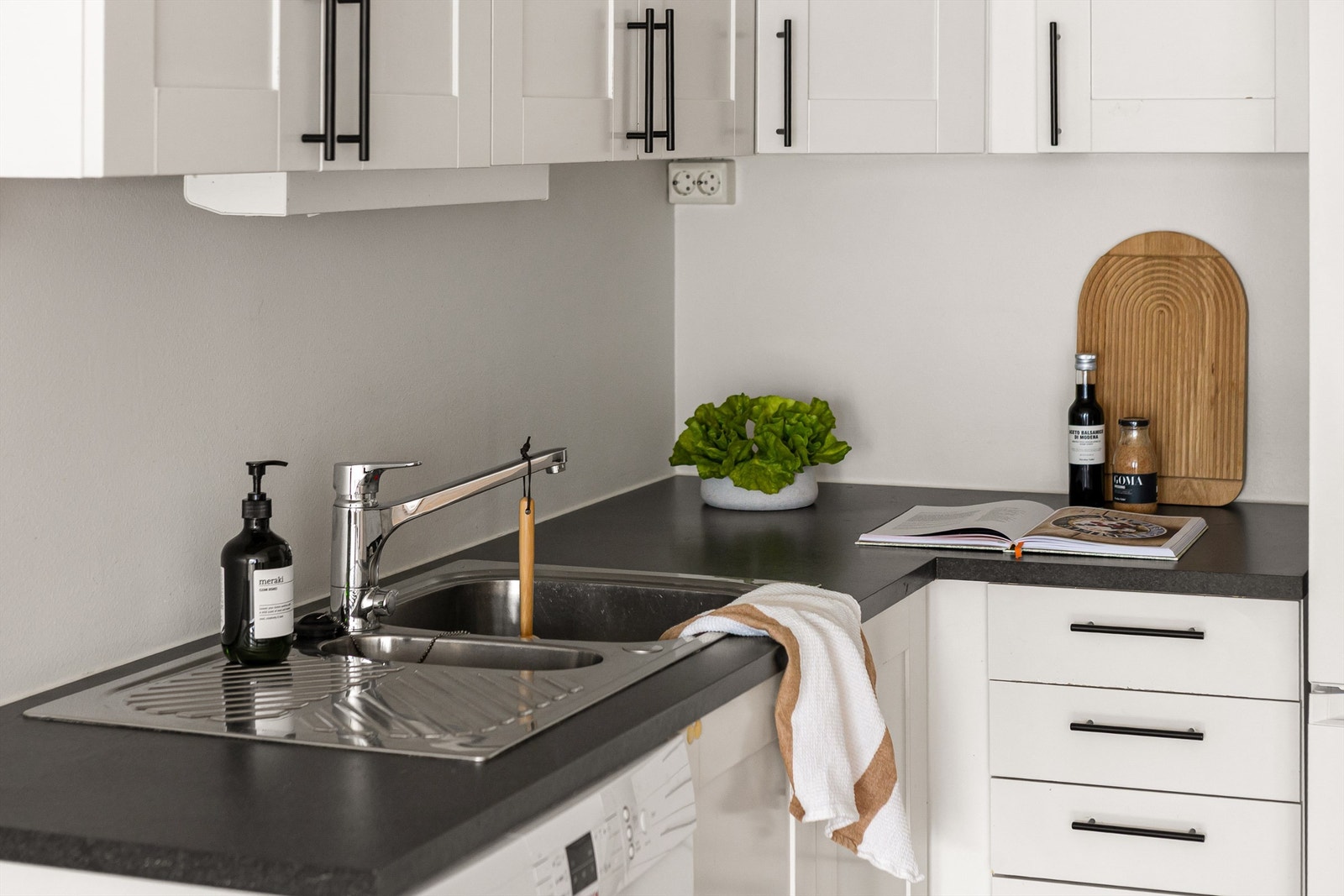 Det er belysning over benken, opplegg for både komfyr og oppvaskmaskin samt avtrekk over kokeplassen. Galleribilde