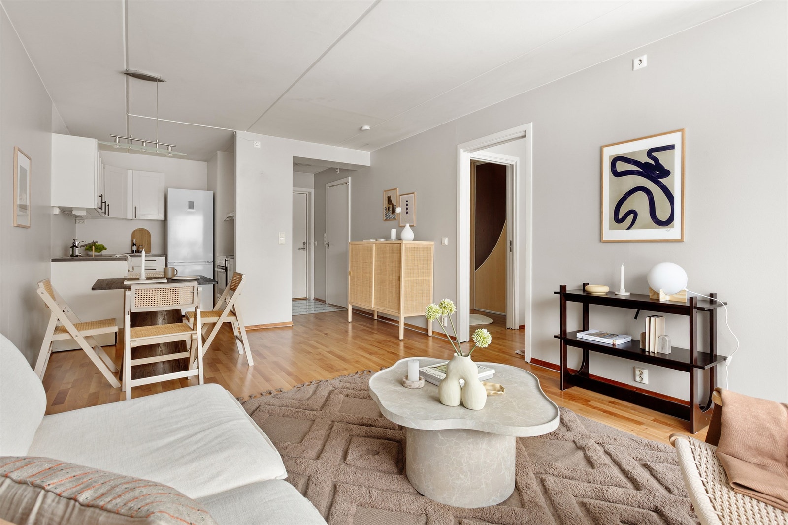 Rommet er romslig og lett å møblere, med god plass til både sofagruppe og spiseplass. Galleribilde