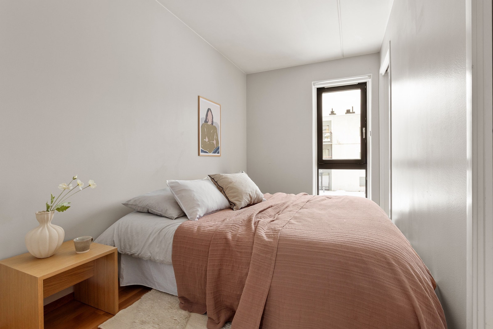 Soverommet har god plass til seng med tilhørende nattbord og vender mot det rolige, indre gårdsrommet. Galleribilde