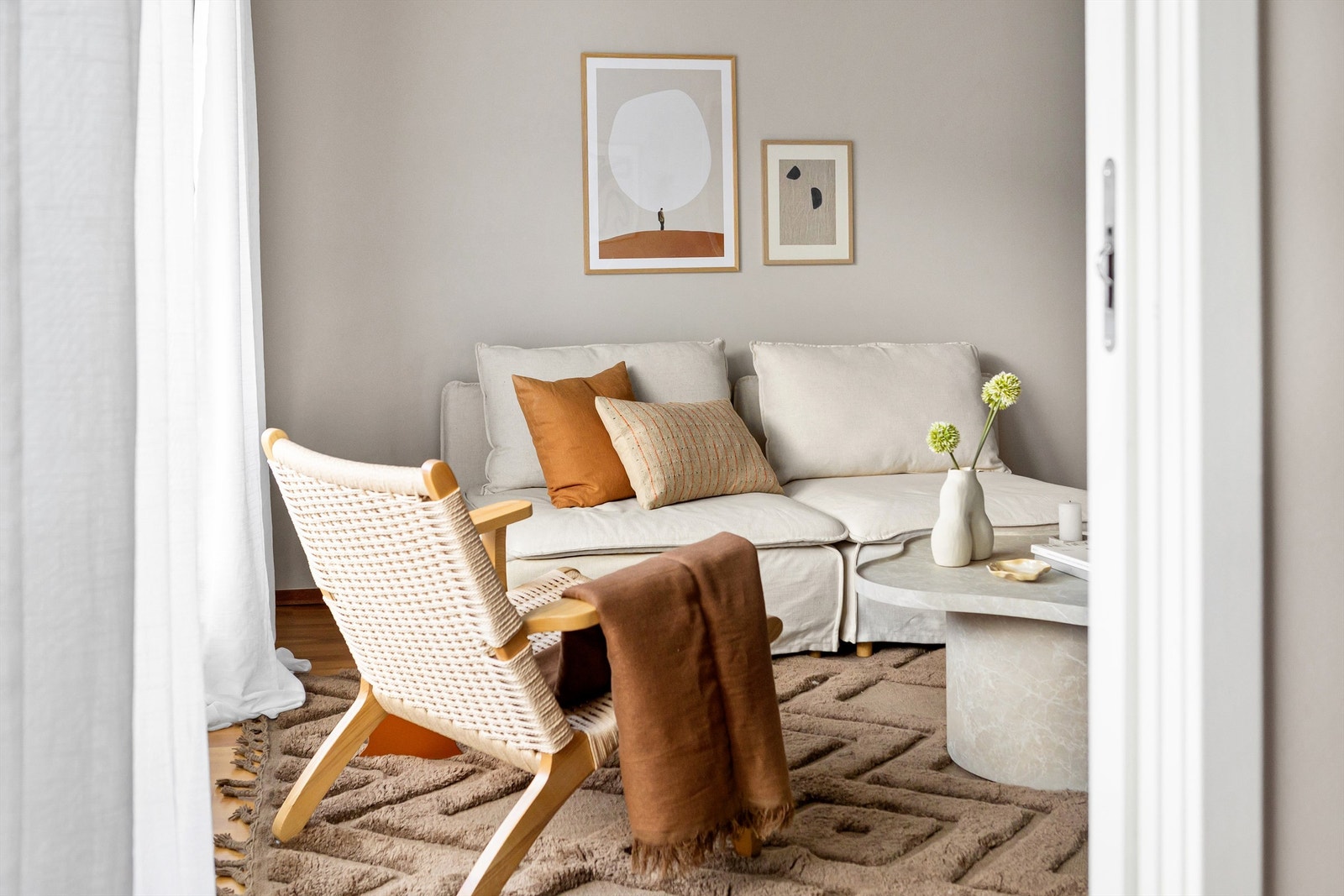 Delikate, lyse overflater og praktisk laminat på gulv. Galleribilde