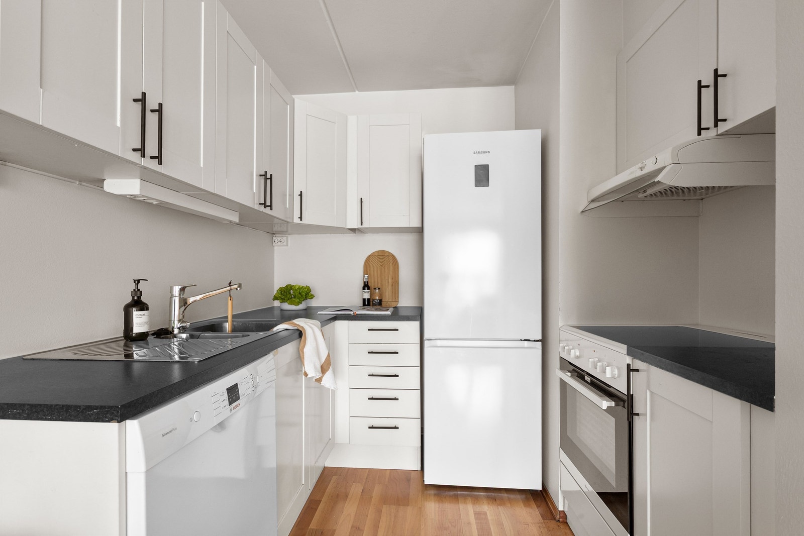 Kjøkkeninnredningen har profilerte fronter og laminat benkeplate med nedfelt vask- og skyllekum. Hvitevarer på kjøkken medfølger. Galleribilde