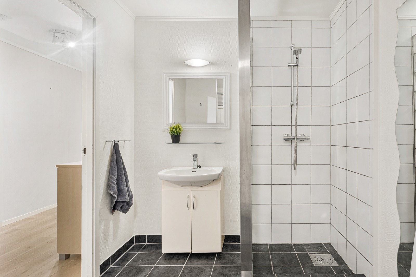 - Bad på 7,4m² med behagelig varme i gulv - Galleribilde