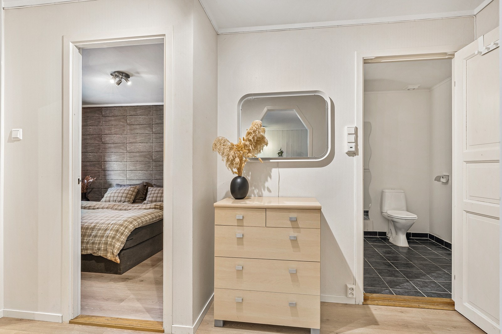 - Gangen har god plass til ønsket oppbevaringsløsning - Galleribilde